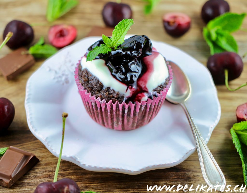 Schokomuffins -gesund-mit-Kirschkompott-und-griechischen-Joghurt