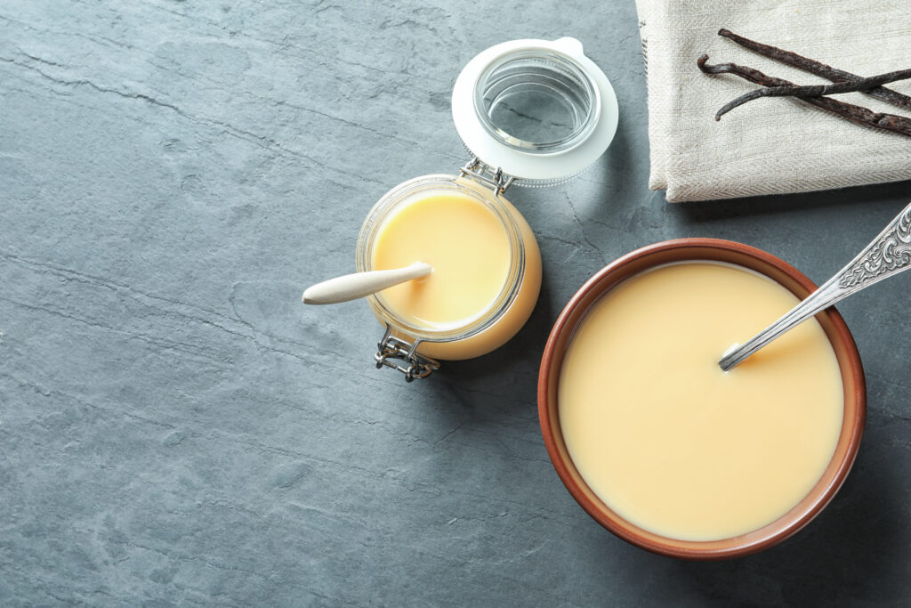 Vanillesauce selber zubereiten lohnt sich. Perfekt zu Apfelbeignets, Apfelstrudel bis hin zum Schokoladenkuchen.