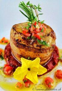 Grillrezept - Seeteufel im Speckmantel auf grillierter Wassermelone